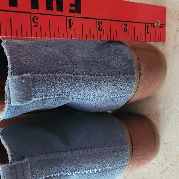 TOMS suede two-toned booties. Size 8 - Picture 5 of 10